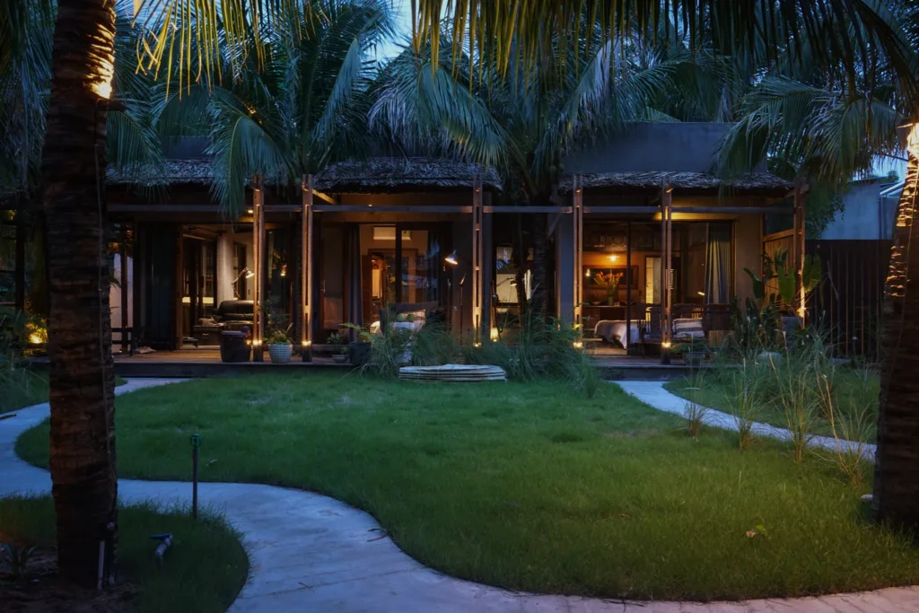 Mui Ne Hideaway — toàn cảnh kiến trúc và vườn dừa khi chiều xuống