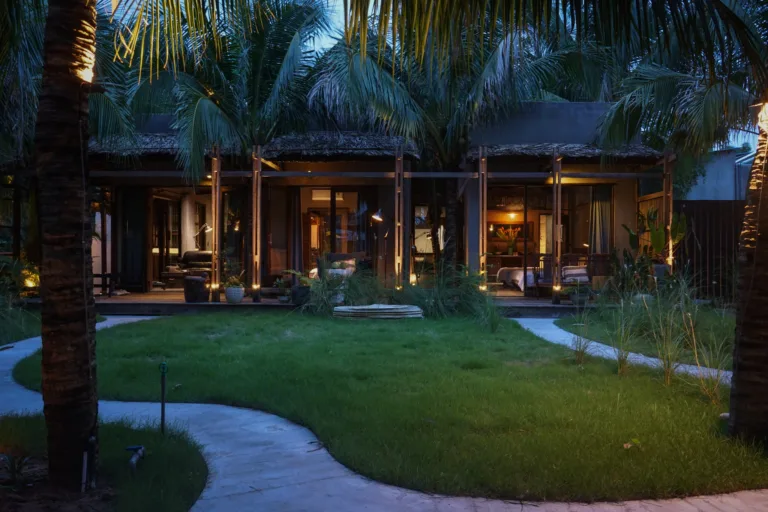 Mui Ne Hideaway — toàn cảnh kiến trúc và vườn dừa khi chiều xuống